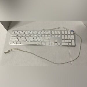 Genuine Apple A1243 Wired Mac Standard USB Keyboard w/ Numeric Keypad White Used